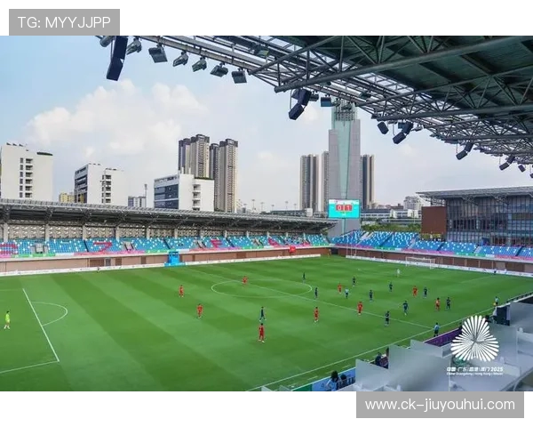 雨中绿茵激情对决足球在湿滑草坪上演速度与意志的较量 雨中绿茵激情对决足球在湿滑草坪上演速度与意志的较量