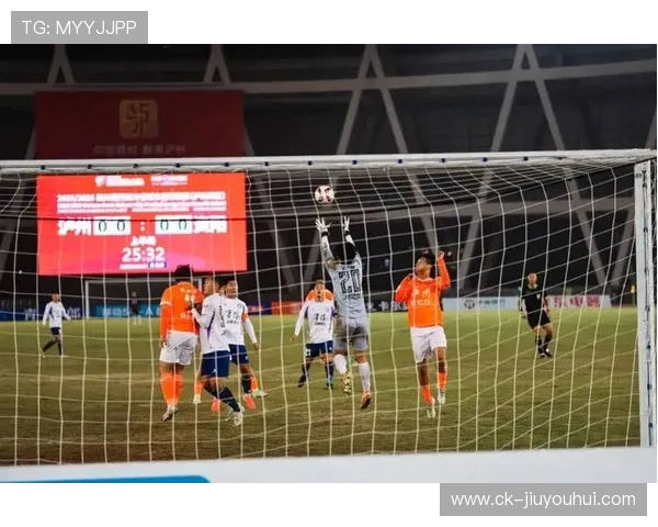 精彩瞬间尽收眼底 足球赛场上的激烈对决与精彩反转回顾